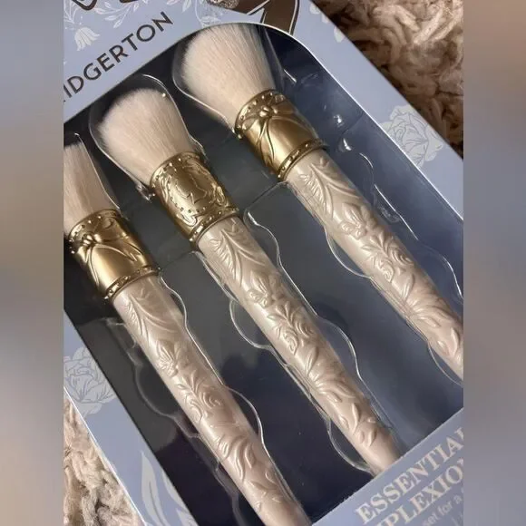 Bridgerton Makeup Brushes, Eyelash Curler, Tweezer & Compact Mirror Beauty Set - Picture 4 of 5